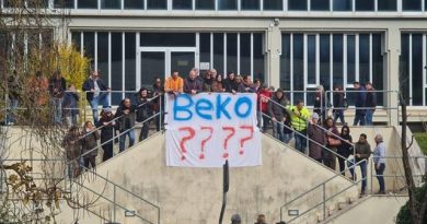 Siena, i ricercatori universitari precari fanno lezione all’aperto con gli operai Beko in presidio